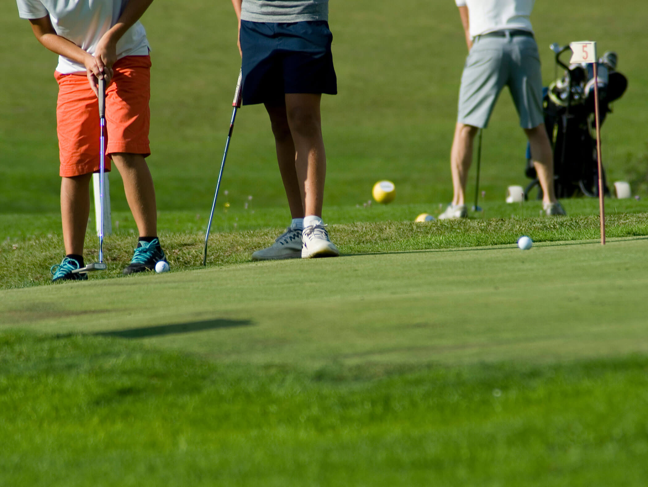 Mehrere Golfer beim Versuch den Golfball einzulochen - Hotel Majestic