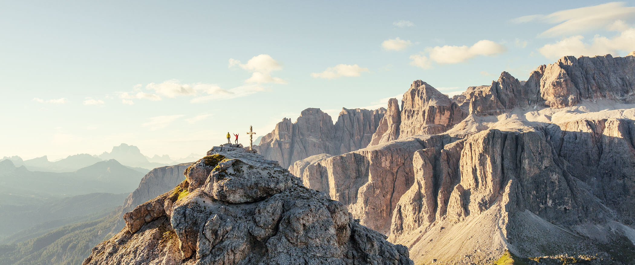 Zwei Bergsteiger auf einem Gipfel freuen sich, dass sie es geschafft haben - Hotel Majestic