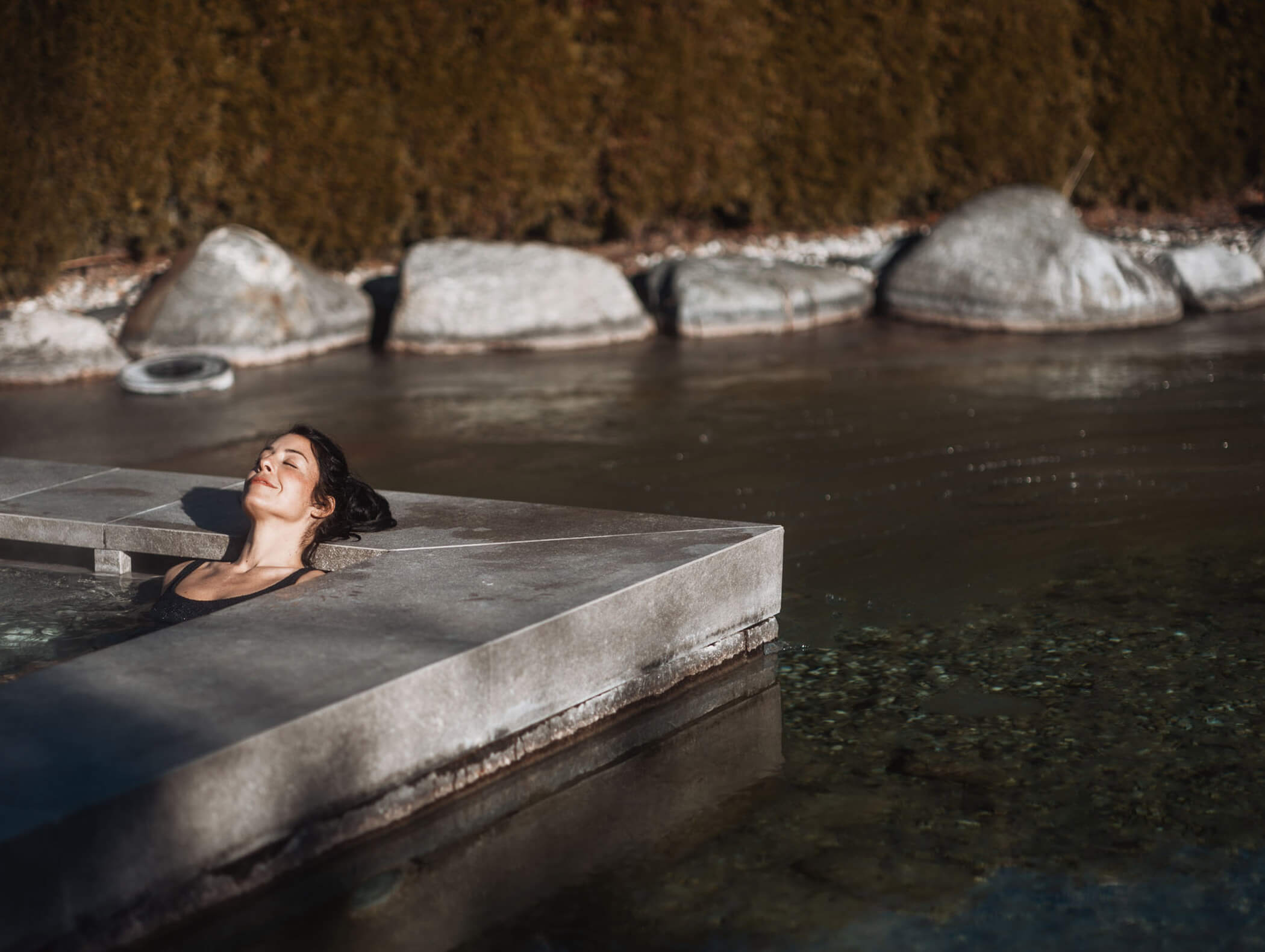 Eine Frau liegt im und genießt die Ruhe - Hotel Majestic