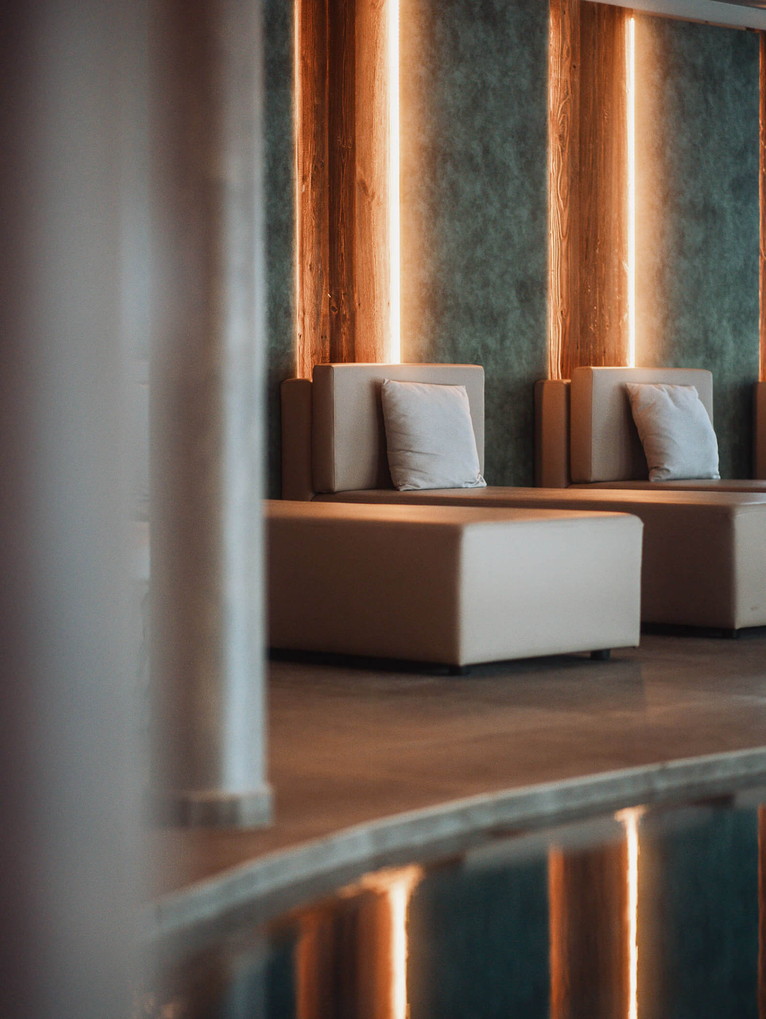 Liegen beim Indoorpool mit blauen Kissen - Hotel Majestic