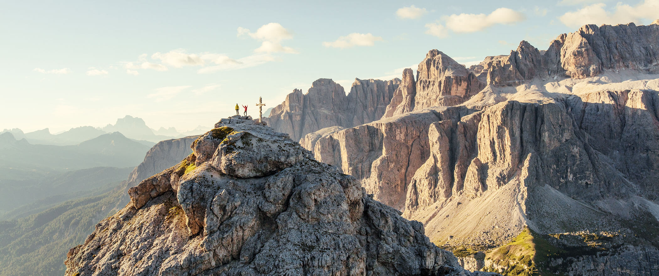 Zwei Bergsteiger auf einem Gipfel freuen sich, dass sie es geschafft haben - Hotel Majestic