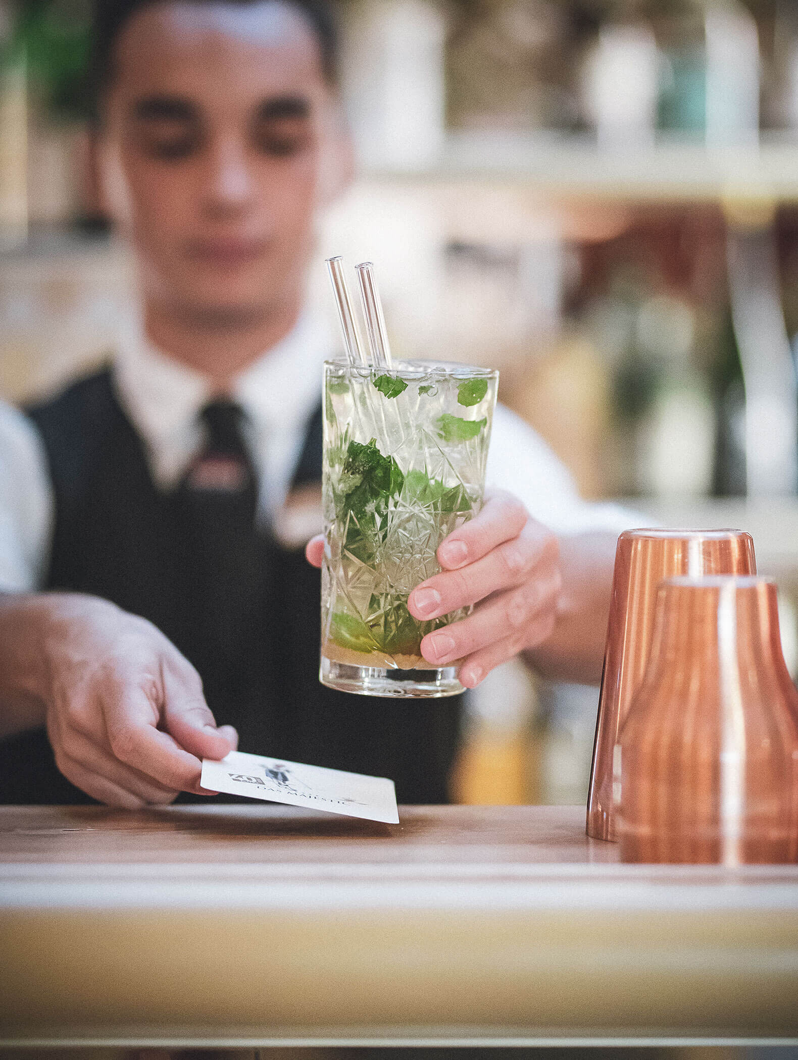 Barman serviert einen Mojito an der Theke - Hotel Majestic