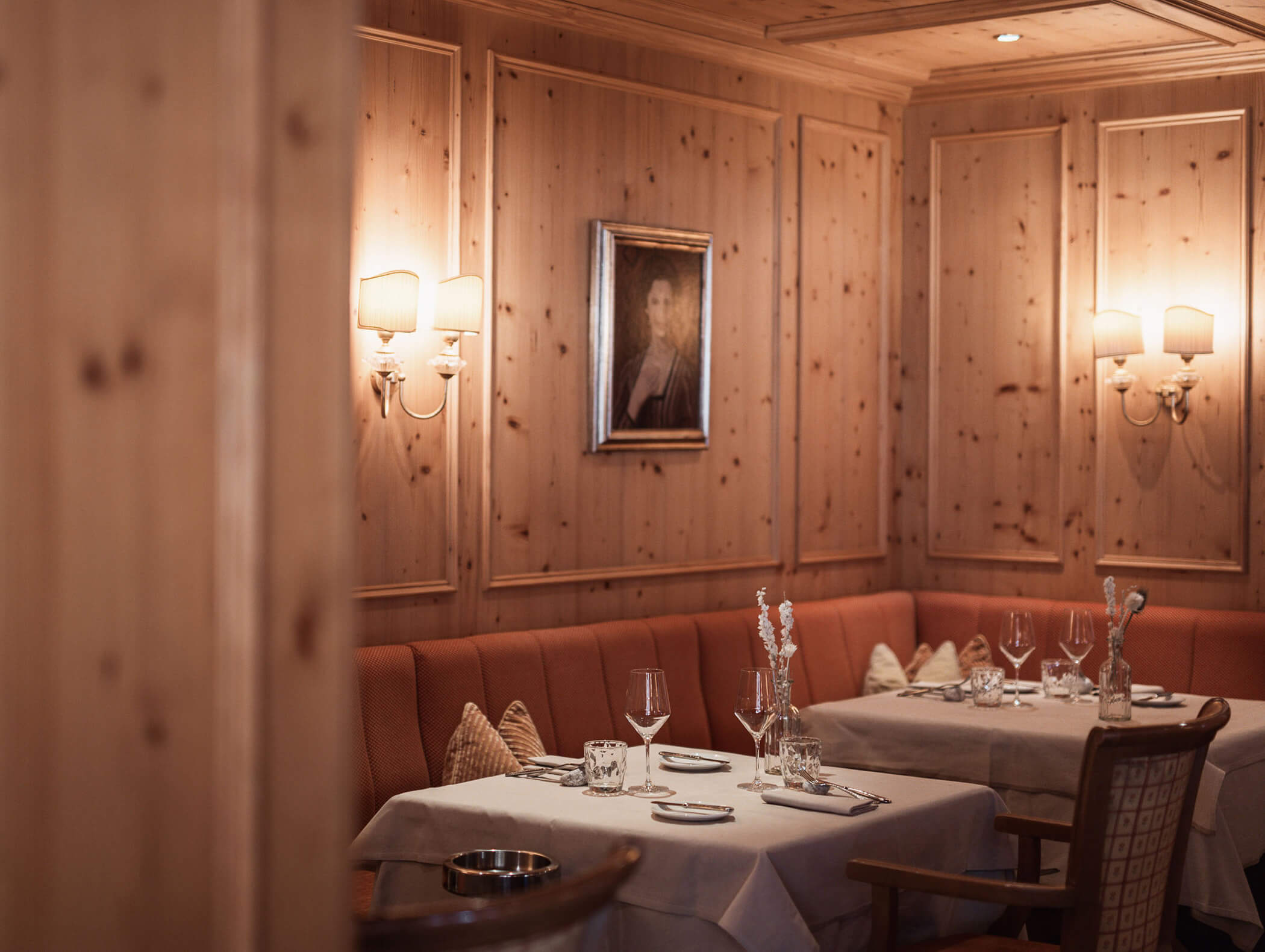 Speisesaal Gelbersalon mit Holzverkleidung, alten Portraits und gemusterter Sitzbank - Hotel Majestic