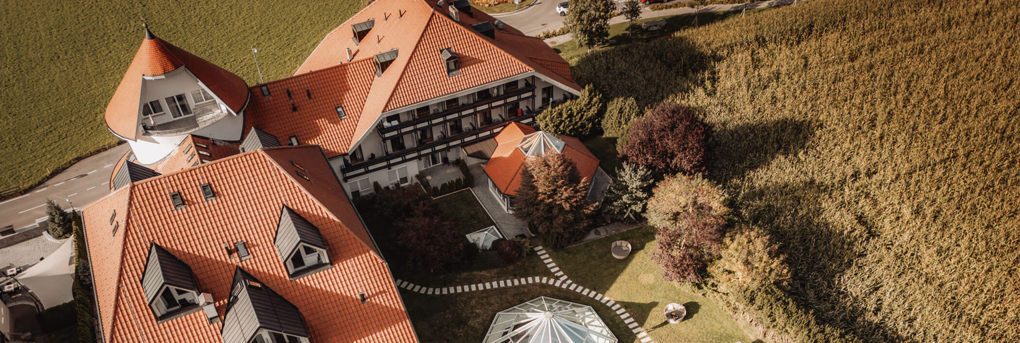 Draufsicht auf das Hotel Montis im Herbst - Hotel Majestic