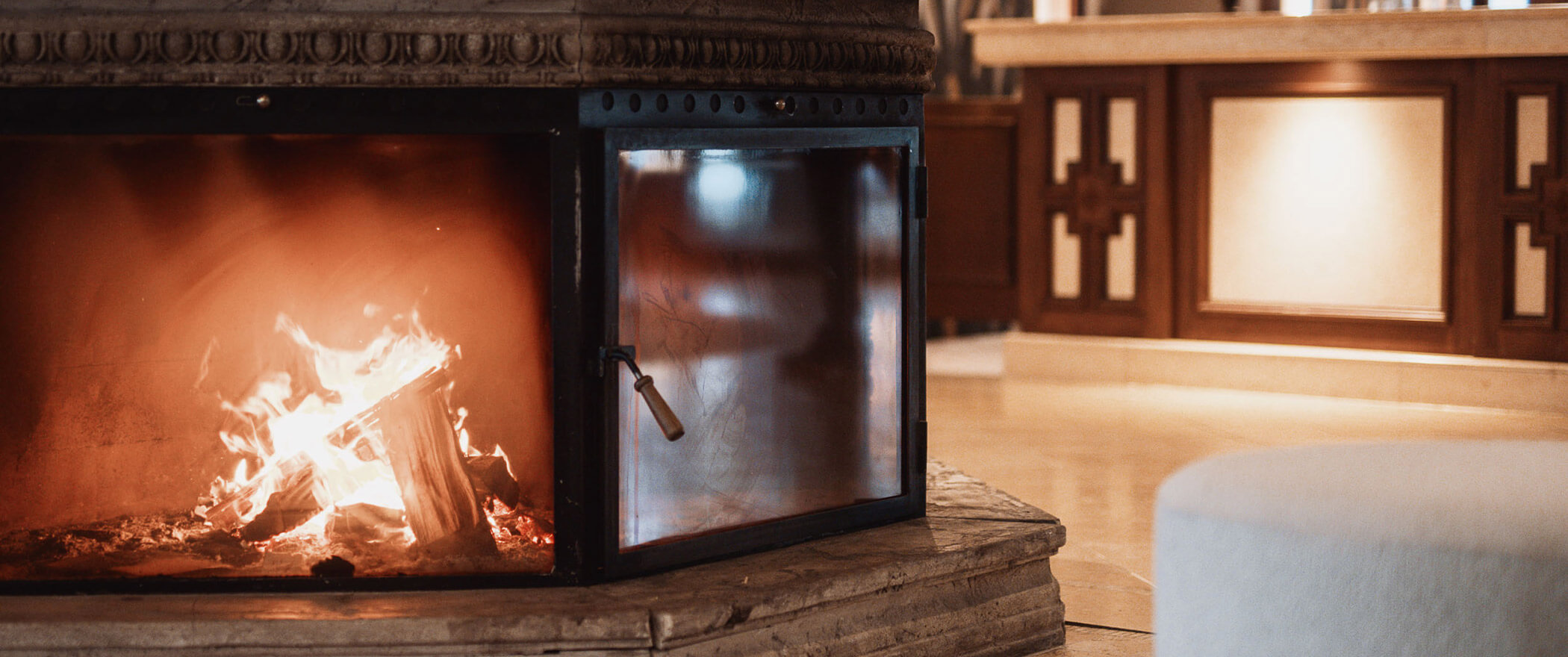 Eleganter Kamin mit brennenden Holzscheiten - Hotel Majestic