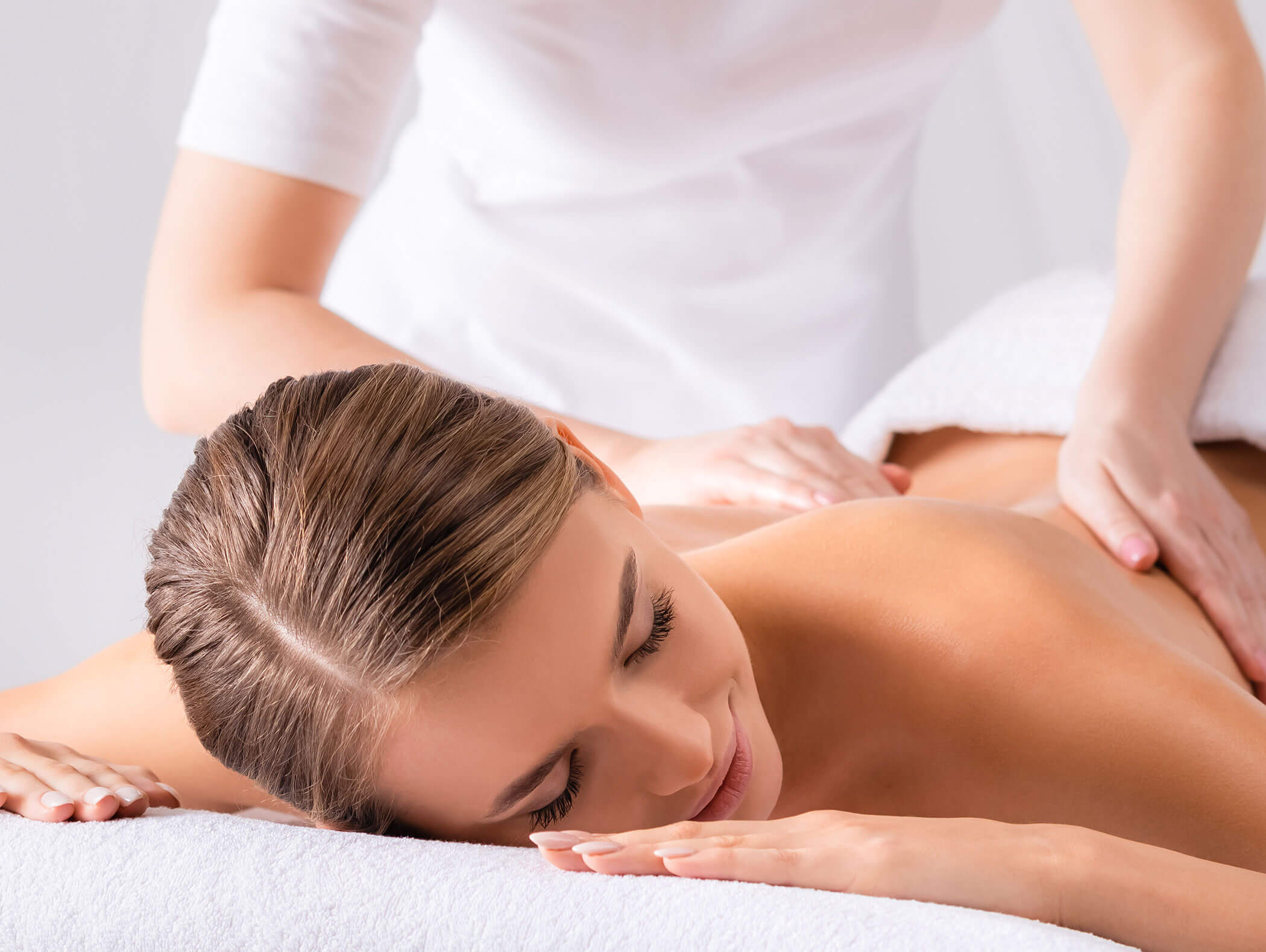 Eine Frau wird am Rücken massiert - Hotel Majestic