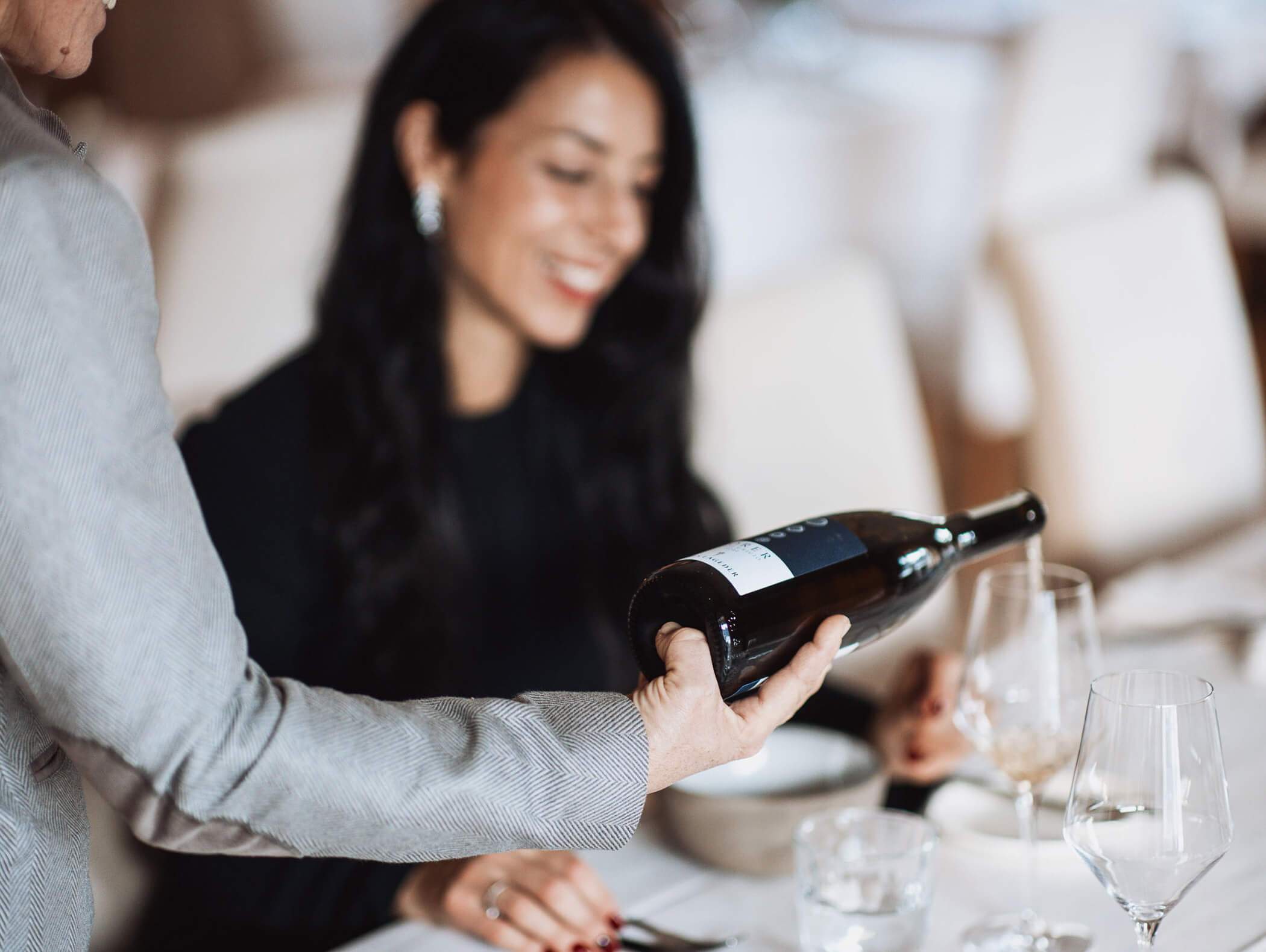 Servicemitarbeiterin serviert einer Frau Wein - Hotel Majestic