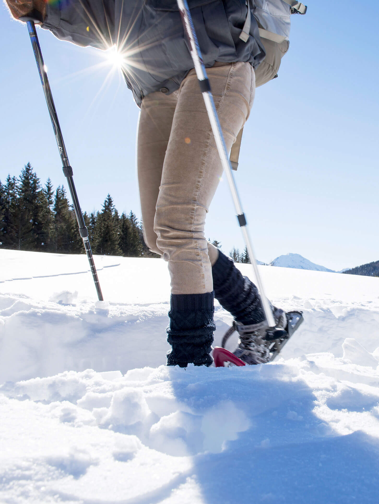 Ein Schneeschuhwanderer mit Stöcken stapft durch den frischen Pulverschnee - Hotel Majestic